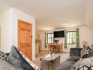 sala de estar con sofá y mesa en 1 bed property in Filey 79278 en Wold Newton