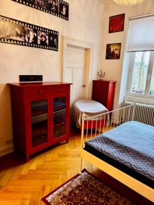 1 dormitorio con vestidor rojo y 1 cama en Schloss Apartment, Zentrum Baden-Baden en Baden-Baden