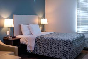 Posteľ alebo postele v izbe v ubytovaní WoodSpring Suites Hudson Port Richey