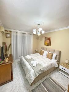 um quarto com uma cama grande e toalhas em Shkodra Apartment em Shkodër