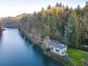 eine Luftansicht eines Hauses neben einem Fluss in der Unterkunft Clackamas Riverfront GuestHouse, Sauna & HotTub in Oregon City