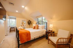 ein Schlafzimmer mit einem Bett und einem Stuhl in der Unterkunft Clackamas Riverfront GuestHouse, Sauna & HotTub in Oregon City