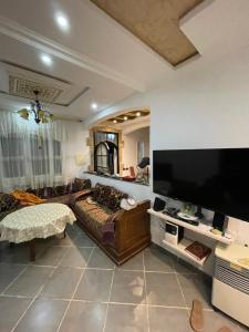 En tv och/eller ett underhållningssystem på Traditional forest villa