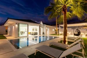 uma villa com piscina à noite em VILLA NICOLE wifi, gym, Heated Pool em Callao Salvaje