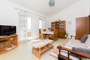 een woonkamer met een bank en een tafel bij Apartment Raos in Dugi Rat