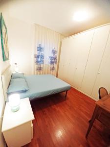奇維塔諾瓦的住宿－Valentina Rooms，一间卧室配有一张床,铺有木地板