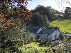 una casa vieja al lado de una colina en Exceptional retreat near Cornwall Coast, en Tywardreath
