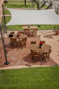 - un ensemble de tables et de chaises sur une terrasse dans l'établissement Borgo Sant'Anna, à Bettona