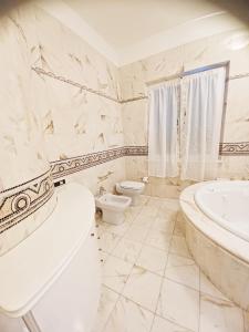 奇維塔諾瓦的住宿－Valentina Rooms，白色的浴室设有水槽和卫生间。