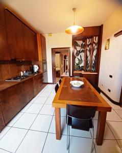 奇維塔諾瓦的住宿－Valentina Rooms，厨房配有木桌和一些椅子