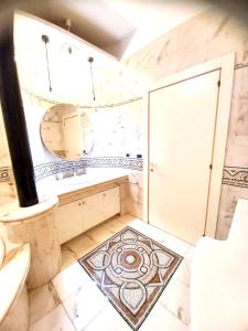 奇維塔諾瓦的住宿－Valentina Rooms，一间带水槽和镜子的浴室