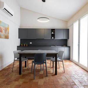 - une cuisine avec une table et des chaises dans la chambre dans l'établissement Borgo Sant'Anna, à Bettona