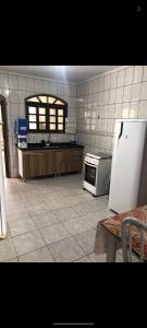 una cucina con piano cottura e frigorifero di Chácara em Biritiba Mirim a Biritiba-Mirim