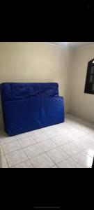 سرير أو أسرّة في غرفة في Chácara em Biritiba Mirim
