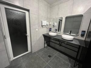 - Baño con 2 lavabos y 2 espejos en Mickitos Urban Hostel en Skopje