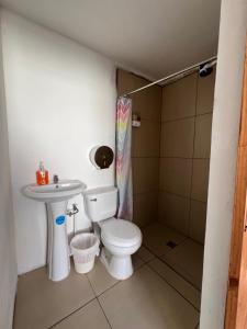 y baño con aseo, lavabo y ducha. en Casa Xibalba en Guatemala