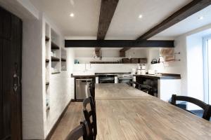 Nhà bếp/bếp nhỏ tại Lodge am Oxenweg - Zimmer 1