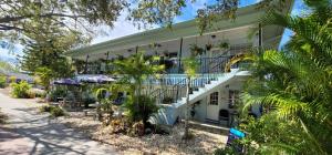 een appartementencomplex met een balkon met planten bij Beach Quarters #6 in St Petersburg