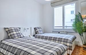 Posteľ alebo postele v izbe v ubytovaní Tour Eiffel & Champs Elysees - 2 BR gorgeous & bright 75m2 - free weekly housekeeping - for business and working purposes only