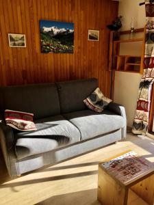 ein Wohnzimmer mit einem Sofa und einem Tisch in der Unterkunft Résidence Carene - 2 Pièces pour 4 Personnes 74 in Valloire