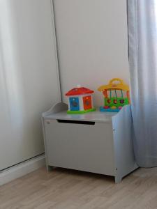 ein kleiner weißer Schrank mit Spielzeug darüber in der Unterkunft Superbe appartement ,6 pers, proche de Paris, dans résidence privée , parking et WIFI gratuits! ! in Vitry-sur-Seine