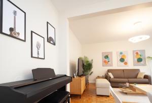 Posedenie v ubytovaní Tour Eiffel & Champs Elysees - 2 BR gorgeous & bright 75m2 - free weekly housekeeping - for business and working purposes only