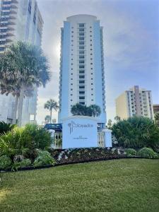 un gran edificio en medio de un parque con palmeras en Sunrise, Sun Burn, Sunset, Retreat. Extraordinary 20th Floor Views, en Gulf Shores