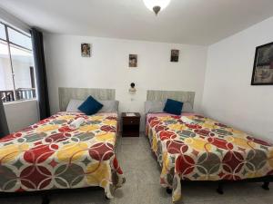 twee bedden naast elkaar in een kamer bij Casa Xibalba in Guatemala
