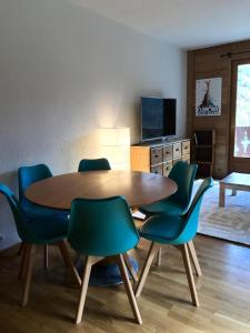 a dining room with a table and four chairs at Résidence Les Arolles - 2 Pièces pour 6 Personnes 24 in Valloire