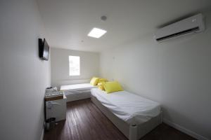 Een bed of bedden in een kamer bij 24 Guesthouse Myeongdong Town