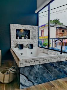 Fotografie z fotogalerie ubytování Habitacion Deluxe 2 con Jacuzzi a 20 mt del parque v destinaci Salento
