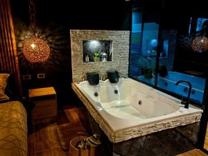 a large bath tub in a room with at Habitacion Deluxe 2 con Jacuzzi a 20 mt del parque in Salento
