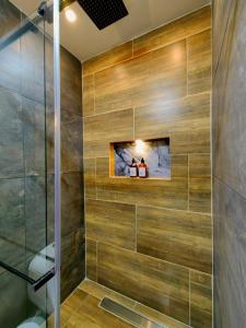 a bathroom with a shower with wooden walls at Habitacion Deluxe 2 con Jacuzzi a 20 mt del parque in Salento