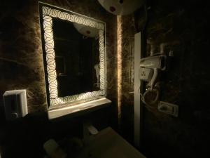 a bathroom with a mirror on the wall and a sink at Sunrise Pyramids View Inn in Cairo