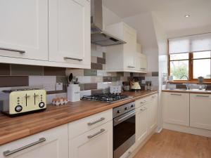 Η κουζίνα ή μικρή κουζίνα στο 2 bed in Petham 55811