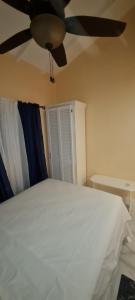 Ένα ή περισσότερα κρεβάτια σε δωμάτιο στο The Den & Deck