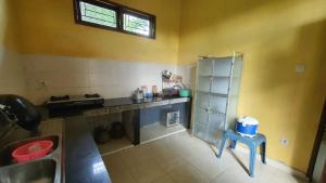 a bathroom with a sink and a blue stool at Angel's Homestay Batutumonga in Rantepao