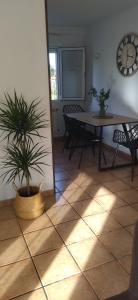 ein Zimmer mit einem Tisch und Stühlen sowie einem Tisch mit Pflanzen in der Unterkunft El Cerrón in Llanes