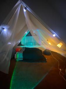 Säng eller sängar i ett rum på Cozy & affordable, Spacious Condo by the lake