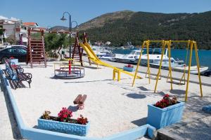 ein Spielplatz mit Rutsche und Schaukeln in der Unterkunft Lumare in Grebaštica
