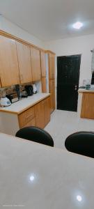 een keuken met twee stoelen en een zwarte deur bij Arrive and Stay in Dabadie