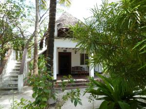 un cottage in mezzo agli alberi di Paradise Beach Bungalows a Paje