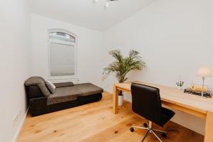 Habitación con escritorio, silla, escritorio y sidx sidx silla en Phils City Apartment, en Brunswick