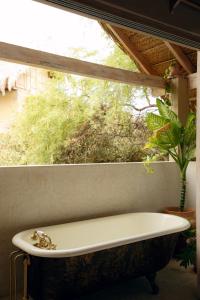 een badkamer met een bad en een raam bij La Fragata in Vichayito