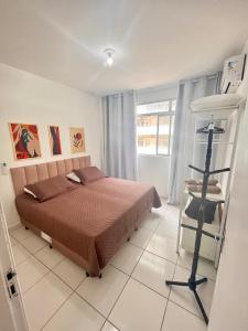 a bedroom with a bed and a ladder in it at Apartamento Av. atlântica lateral BrisamarBC6 in Balneário Camboriú