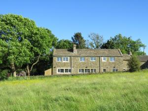 an old stone house in a field of grass at 8 Bed in Ripon 72263 in Grantley