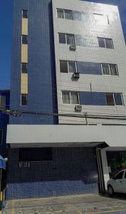 レシフェにあるHotel América Praiaの前に車が駐車されている高い建物