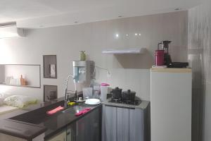 a kitchen with a sink and a counter top at Edificio multishopping centro do Nucleo Bandeirante in Núcleo Bandeirante