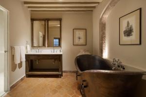 Casa Alondra في موريليا: حمام مع حوض كبير ومغسلة