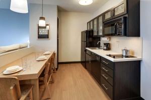 Dapur atau dapur kecil di Sonesta Simply Suites Miami Airport Doral